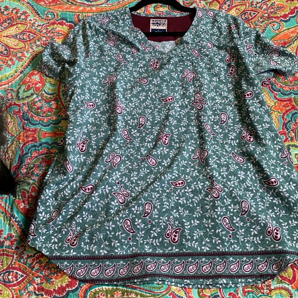 Strictly Scrubs Stretch NWOT Large Sage Green Paisley Scrub Top